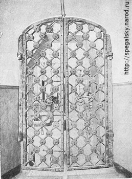 Общий вид входных дверей Троицкого собора.