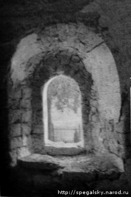 Окно галереи псковского храма XVI в. с остатками первоначальной штукатурки