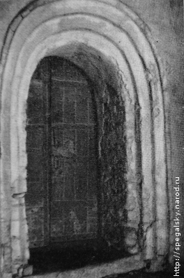 Собор Снетогорского монастыря. Наличники входной двери.