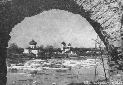 Общий вид Мирожского монастыря с правого берега реки Великой