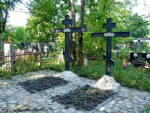 Могила Ю.П.Спегальского и О.К.Аршакуни на Мироносицком кладбище в Пскове