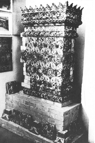 Псковская изразцовая печь XVII века, воссозданная Ю.П.Спегальским в материале в натуральную величину (фрагмент)